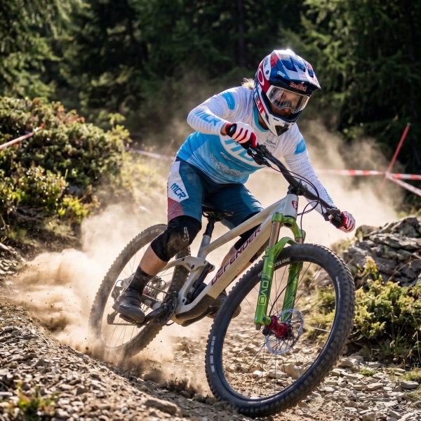 axial-defender-bikes.webp
